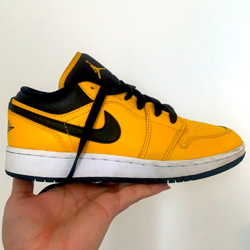 Jordan 1 low sneakers Yellow and black